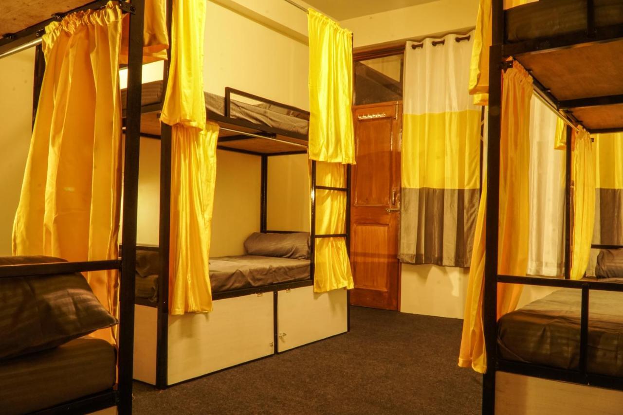 Firefly Hostel Маналі Екстер'єр фото